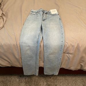 New with tags Abercrombie & Fitch Ankle straight ultra high rise jeans.